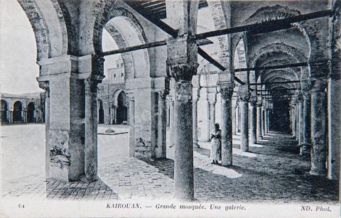 galerie de colonnades dans la cour de la  Grande mosquée de Kairouan 1924 - Carte postale ancienne Tunisie