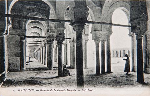 galerie de colonnades dans la cour de la  Grande mosquée de Kairouan - Carte postale ancienne Tunisie