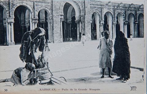 Scène de vie autour du puit dans la cour de la Grande mosquée de Kairouan 1921 - Carte postale ancienne Tunisie