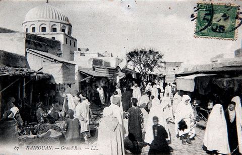 Vue dans la grande rue de Kairouan - Carte postale ancienne Tunisie