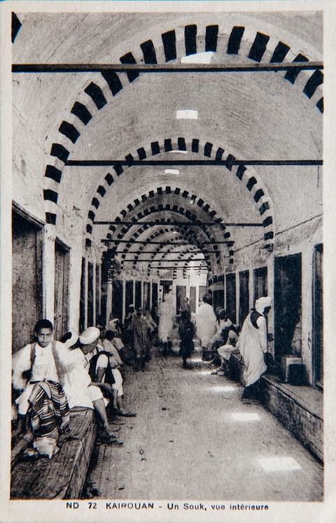 Un souk dans la medina de Kairouan - Carte postale ancienne Tunisie