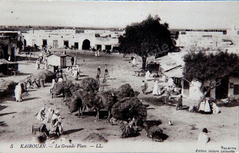 Grande place à Kairouan - Carte postale ancienne Tunisie