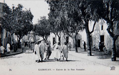 Entrée de la Rue du général Saussier à Kairouan - Carte postale ancienne Tunisie