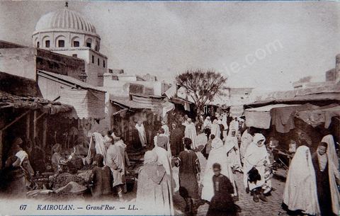 Vue de la grande rue de la medina de Kairouan - Carte postale ancienne Tunisie
