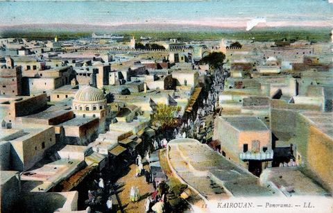 panorama de la grande rue de la medina de Kairouan - Carte postale ancienne Tunisie
