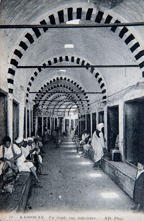Souk couvert dans la medina de Kairouan 1923 - Carte postale ancienne Tunisie