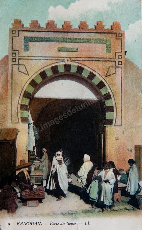 Uen porte des remparts, entrée dans la medina de Kairouan 1919 - Carte postale ancienne Tunisie