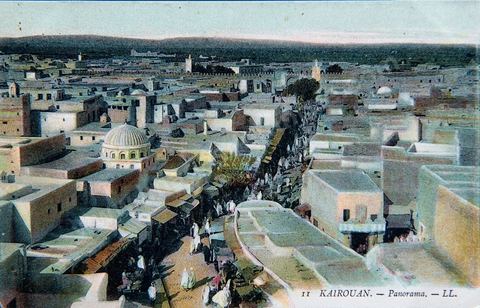 panorama de la grande rue de la medina de Kairouan - Carte postale ancienne Tunisie
