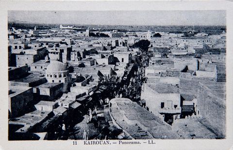 panorama de la grande rue de la medina de Kairouan - Carte postale ancienne Tunisie
