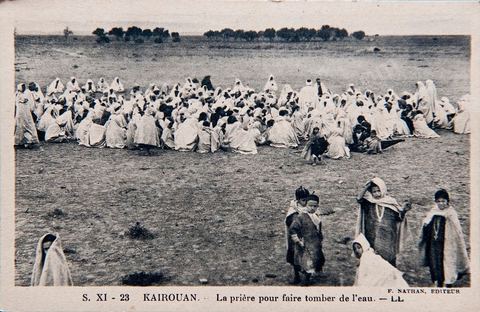 Prière pour faire tomber de l'eau à Kairouan - Carte postale ancienne Tunisie