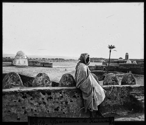 Panorama sur ville de Kairouan depuis les remparts avec homme en tenue traditionnelel et au fond minaret de la grande mosquée - Plaque de verre format 8,5x10 cm - photographe inconnu - date env 1850-1860