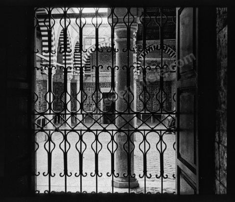 Patio de la Mosquée du Barbier à Kairouan - Plaque de verre format 8,5x10 cm - photographe inconnu - date env 1850-1860