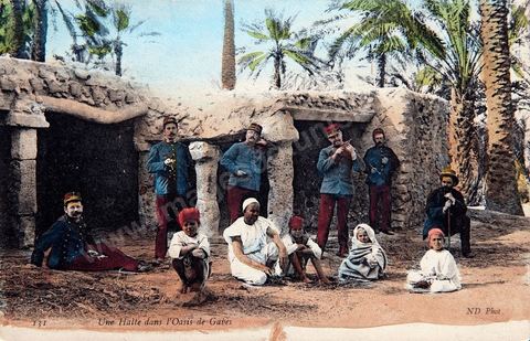 Une halte de militaires dans l'aosis de Gabès - Carte postale ancienne Tunisie