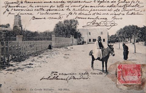 Le cercle militaire de Gabès avec au fond l'église - 1913 - Carte postale ancienne Tunisie