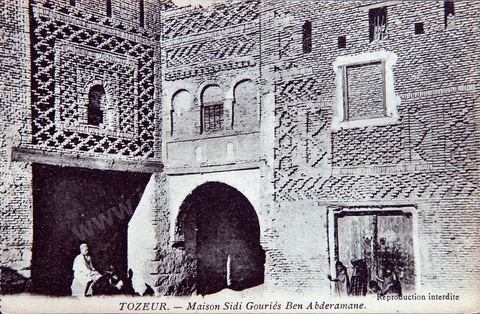 Maison arabe Sidi Gouriès Ben Abderamane dasn la medina de Tozeur avec personnages - Carte postale ancienne Tunisie