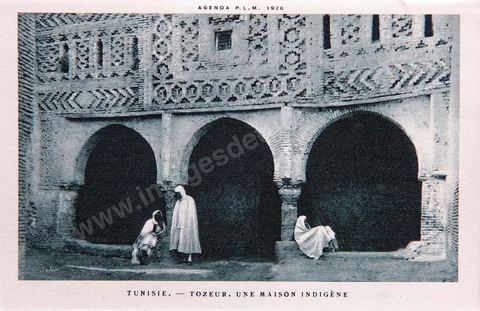 Maison arabe dans la medina de Tozeur avec personnages - Carte postale ancienne Tunisie