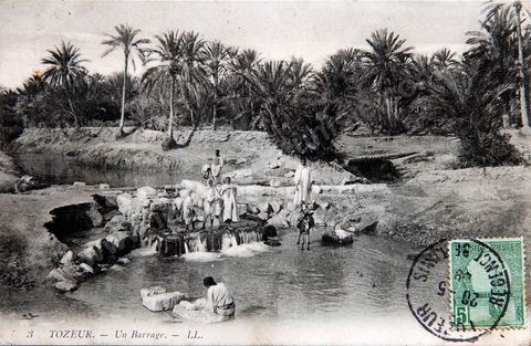 Un barrage dans l'oasis de Tozeur avec personnages - 1909 - Carte postale ancienne Tunisie