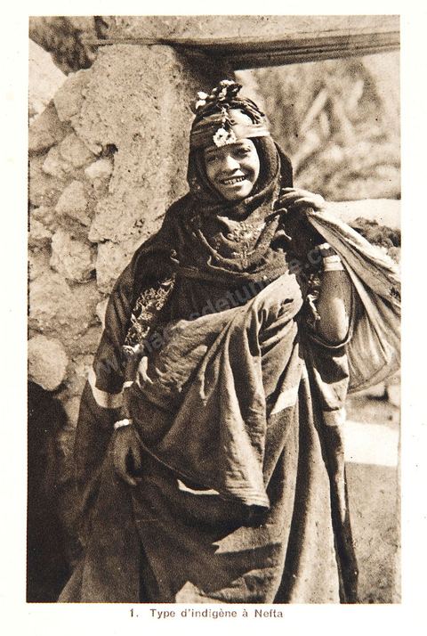 Femme en tenue traditionnelle à Nefta - Carte postale ancienne Tunisie