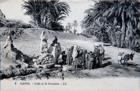 Leila et la fontaine à Gafsa - datée 1925 - Carte postale ancienne Tunisie