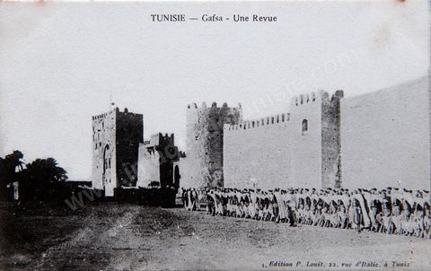 Une revue militaire devant la Kasbah - Gafsa - Carte postale ancienne Tunisie