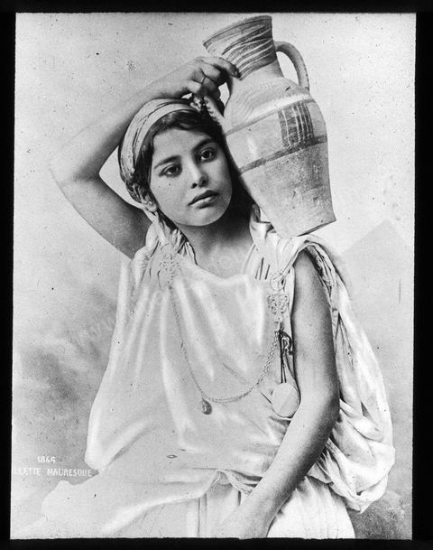 Portrait de fillette mauresque en studio avec amphore sur l'épaule - Plaque de verre format 8,5x10 cm - photographe inconnu - datée de 1845