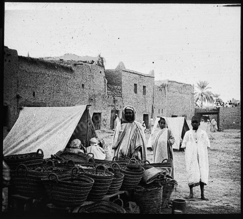 Marchands "d'aliments comestibles" sur une place de village en Tunisie - Plaque de verre format 8,5x10 cm - photographe inconnu - date env 1845