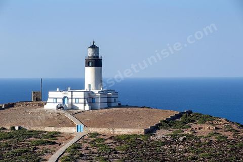 A l'extrême pointe du Cap Bon dans les montganes surplombant la mer et la ville d'El Haouaria, le phare domine l'entrée du Cap de Carthage.