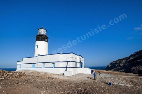 A l'extrême pointe du Cap Bon dans les montganes surplombant la mer et la ville d'El Haouaria, le phare domine l'entrée du Cap de Carthage.