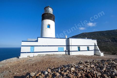 A l'extrême pointe du Cap Bon dans les montganes surplombant la mer et la ville d'El Haouaria, le phare domine l'entrée du Cap de Carthage.