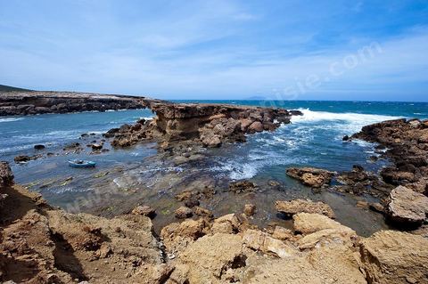 La côte d'El Haouaria à la pointe du Cap Bon, falaise, mer et montagnes. Baie avec plage et barques de pêcheurs.