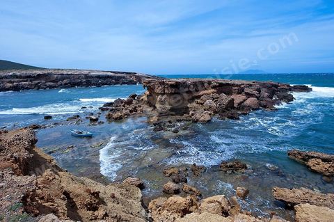 La côte d'El Haouaria à la pointe du Cap Bon, falaise, mer et montagnes. Baie avec plage et barques de pêcheurs.
