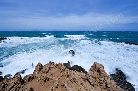 La côte d'El Haouaria à la pointe du Cap Bon, falaise, mer et montagnes.