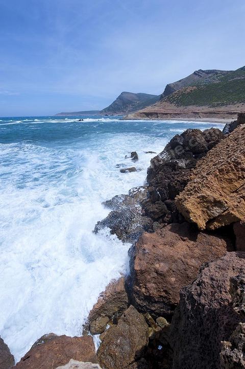 La côte d'El Haouaria à la pointe du Cap Bon, falaise, mer et montagnes.