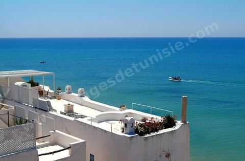 Rempart en bord de mer et villas de la medina d'Hammamet