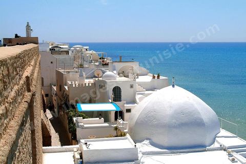 Rempart en bord de mer et villas de la medina d'Hammamet