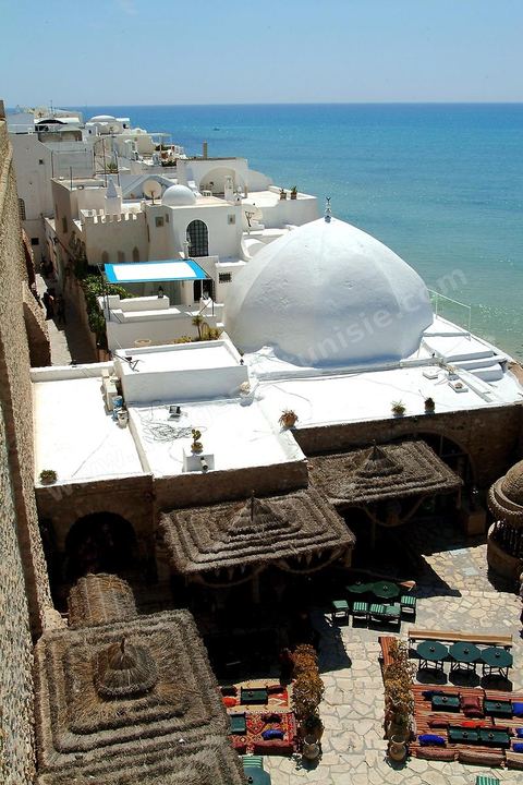 Rempart en bord de mer et villas de la medina d'Hammamet