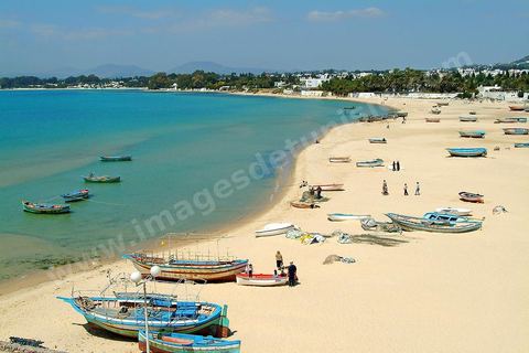 Plage et pecheur au pied des remparts d'Hammamet