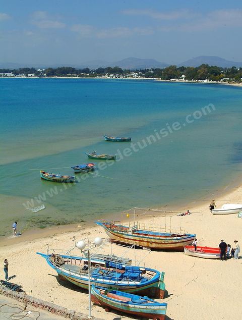 Plage et pecheur au pied des remparts d'Hammamet