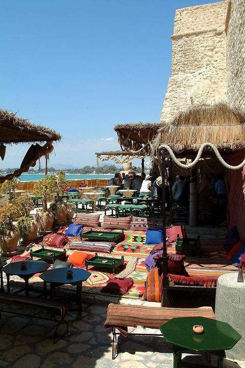 Cafe au pied des remparts du ribat d'Hammamet