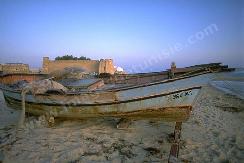 Barque de pecheurs sur la plage devant la medina et le ribat d'Hammamet