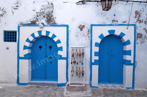 Ruelles et portes bleues et blanches de la medina de Hammamet