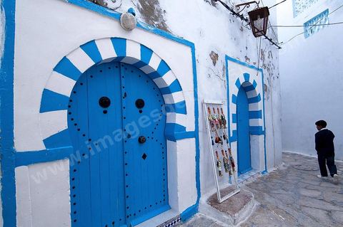 Ruelles et portes bleues et blanches de la medina de Hammamet