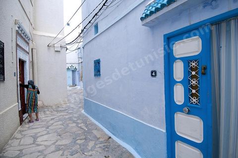 Ruelles et portes bleues et blanches de la medina de Hammamet