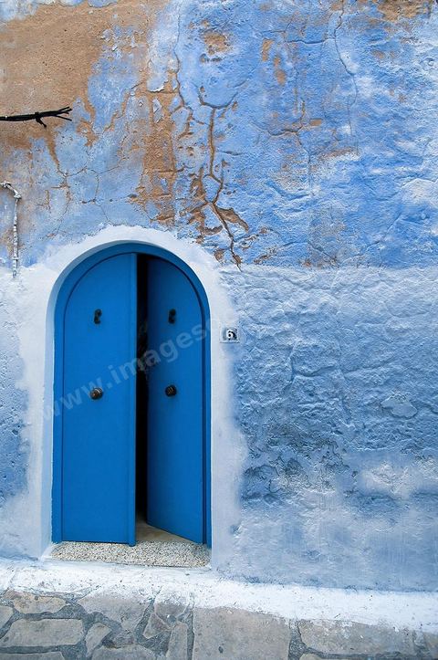 Ruelles et portes bleues et blanches de la medina de Hammamet