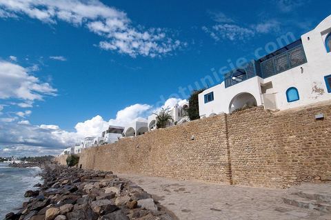 Promenade en bord de mer le long des remparts de la medina de Hammamet