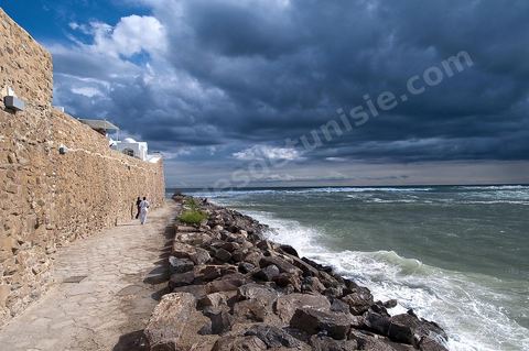 Promenade en bord de mer le long des remparts de la medina de Hammamet