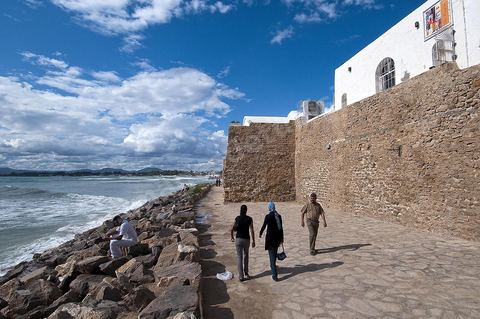 Promenade en bord de mer le long des remparts de la medina de Hammamet