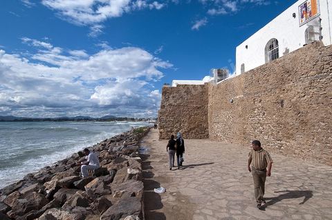 Promenade en bord de mer le long des remparts de la medina de Hammamet