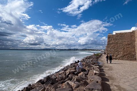 Promenade en bord de mer le long des remparts de la medina de Hammamet
