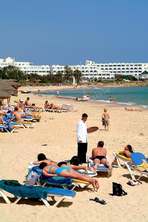 Plage avec touristes a Hammamet nord